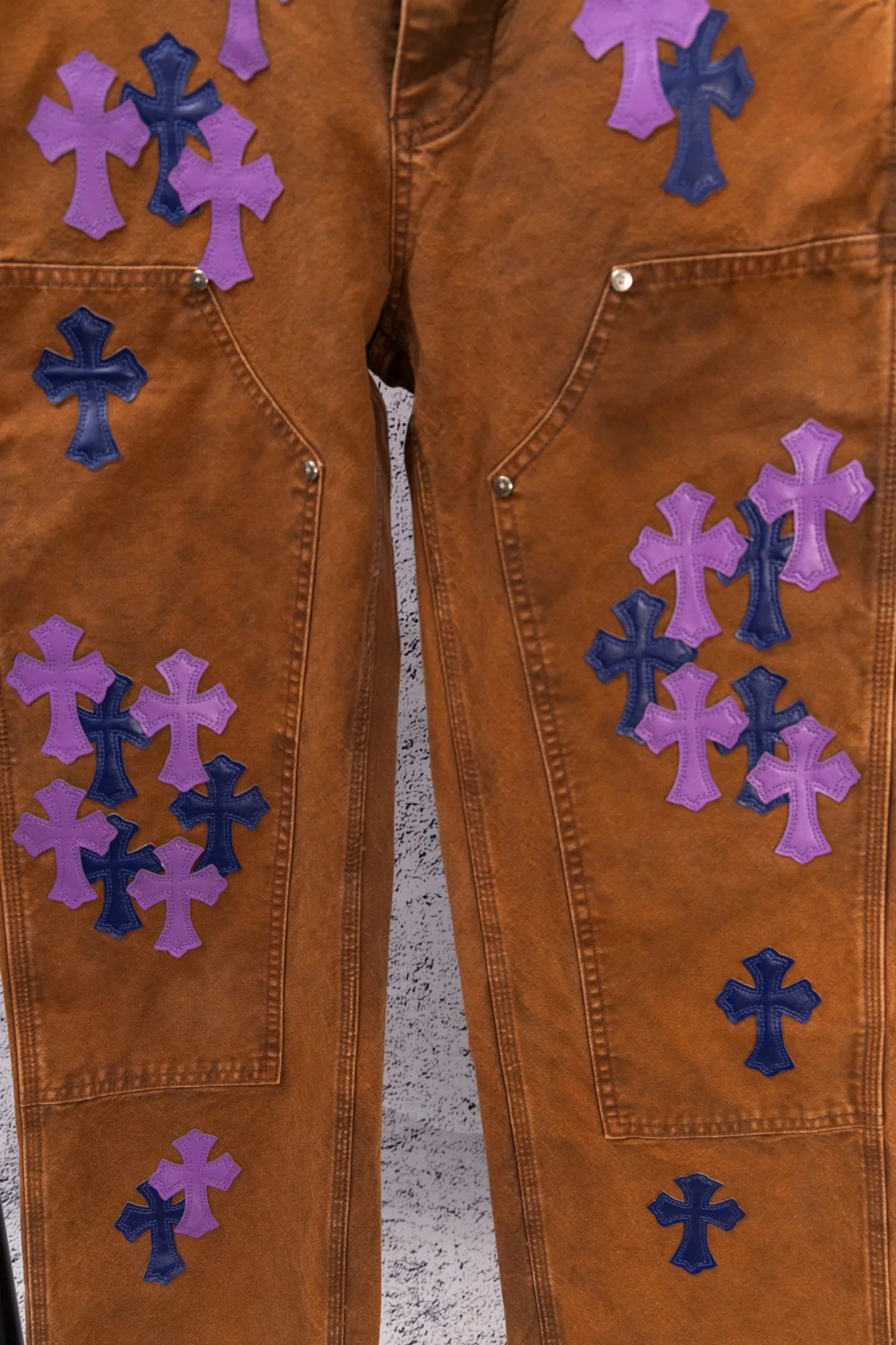 P290 Chromehearts Limited Edition Ox King Blue Purple Cross Patch Leather Brown Jeans Workwear Logging Pants. The counter price is 34W level. The patchwork cross pattern is embellished and the jeans are washed! ! An absolutely high-end luxury product, a 1.9W-level god-level single product, a super popular product, made by top heavy industry, a magic weapon that cannot be missed! [About Zangyin] This is an extremely luxurious fashion brand that can also be called the aristocracy of the high street. It has always been an exclusive brand for some hipsters or rich second generations. Compared with ordinary high streets, it is more luxurious and noble. Compared with luxury brands, it is more fashionable and individual. It has always been a brand that I have a special liking for. [Top heavy industry fashion design] Consistently high-street luxury style. Speaking of this style, the Zangyin family and GU family are definitely the leading representative brands. Especially the Zangyin family has really achieved a state-of-the-art effect in creating high-street style. The unique washed material is used to create this style. The color system is already quite eye-catching. After it is decorated with patchwork cross flowers, it cleverly highlights the charm of the brand. Secondly, this style uses classic The high-waist cutting design highlights the long legs and fashionable temperament of the upper body. The brand is highly recognizable and the slim fit configuration is more suitable for daily wear. It is a product that interprets personality, fashion, and specifications at a glance. This single product is enough to make any fan excited. It can be a white T-shirt for a youthful college style, or a tight suspender for a royal style. It has strong matching ability and can be easily controlled by men.  [Materials and craftsmanship] Needless to say, this point goes without saying. As an excellent craftsman brand, Zangyin’s requirements for details and craftsmanship are really perfect. The washed color of this model has gone through so many processes, not to mention the embellishment of denim appliques. It is also purely hand-made and sewn. Just like what they believe in, only hand-made things have soul and have the meaning of wear. A top-notch heavy-duty fashionable denim item, I look forward to your perfect interpretation! !  Color: Picture color Size: 28-36